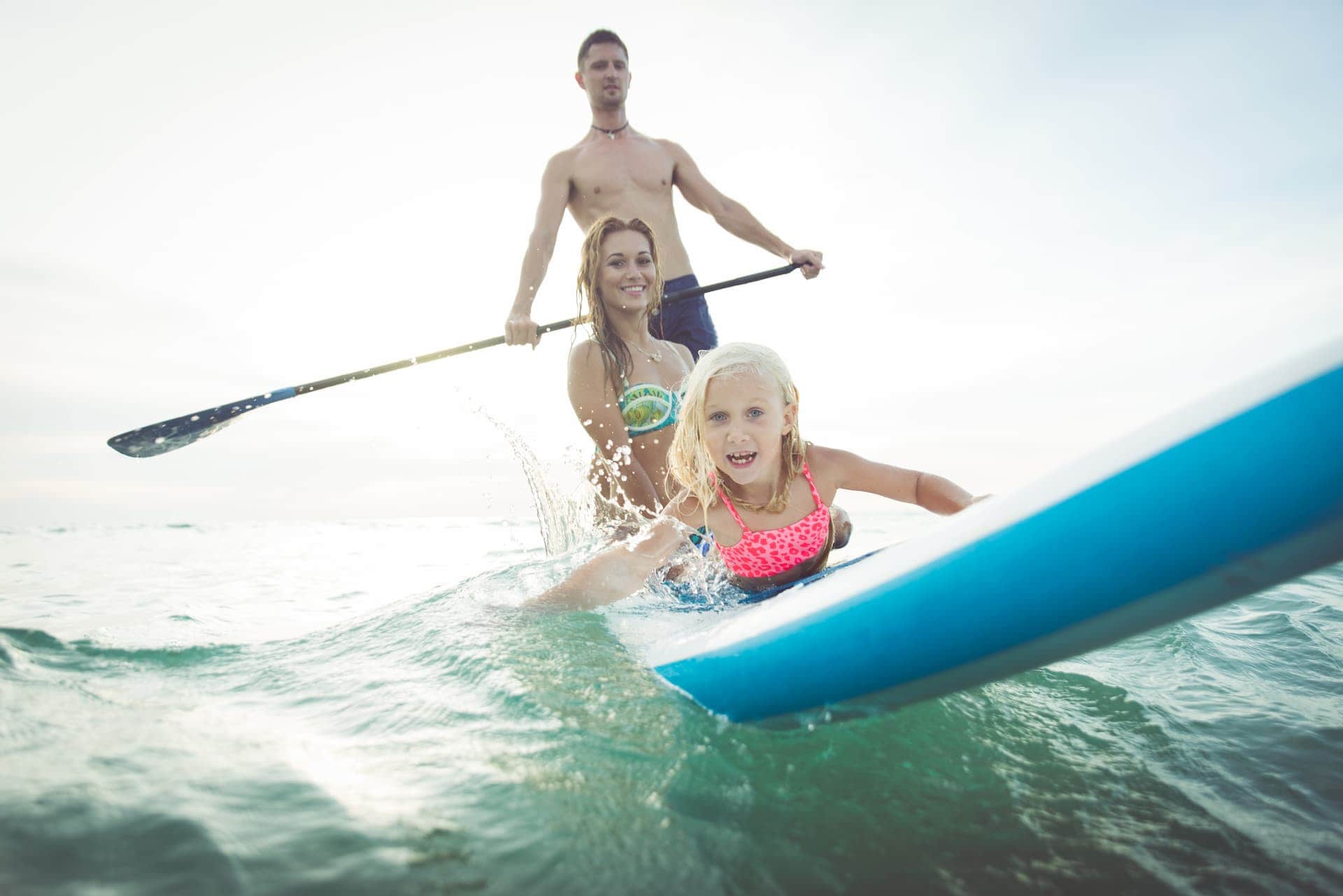 Familia haciendo paddle surf en Puerto Pollensa