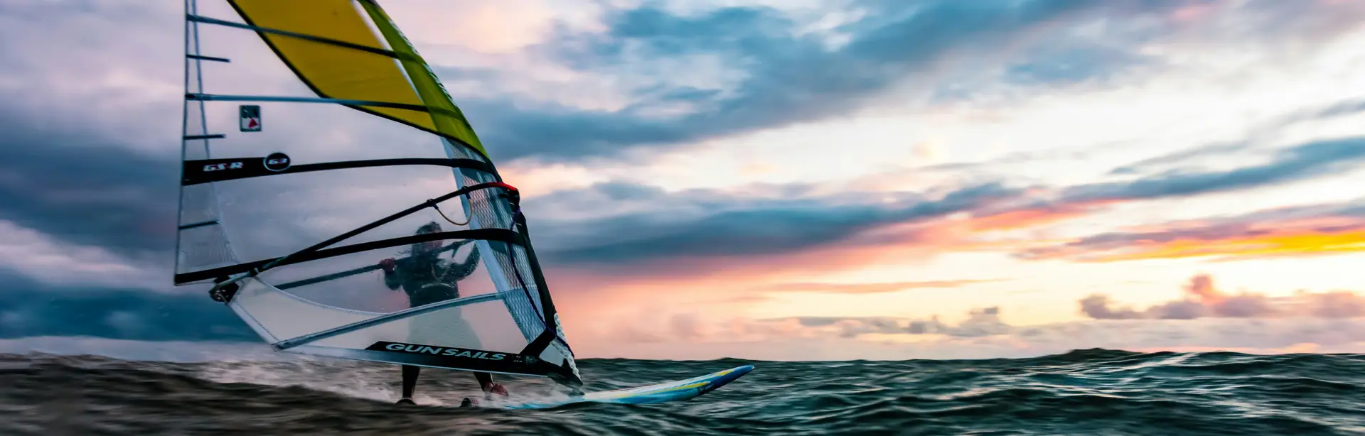 Mujer haciendo kitesurf en Puerto de Pollensa