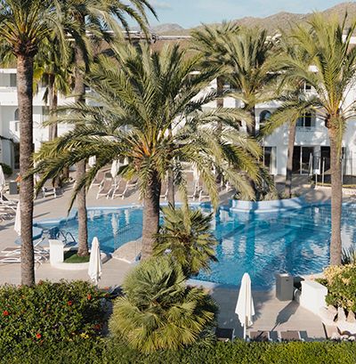 Swimming pool and gardens of Aparthotel Villaconcha