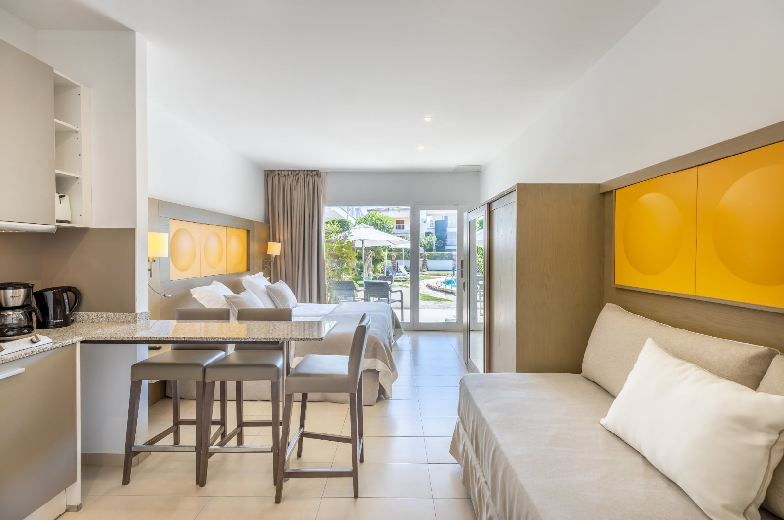 Amplio estudio en Puerto Pollensa con vistas a los jardines y la piscina de Hoposa Montelín Estudio 2