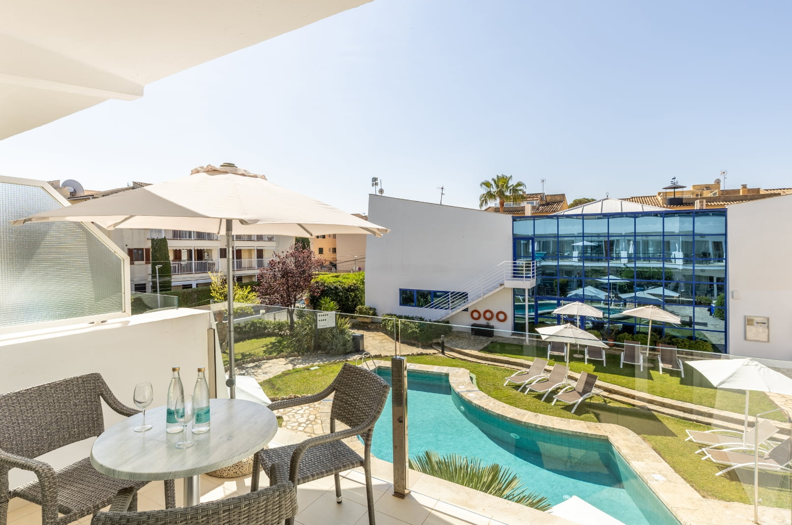 Agradables vistas a la piscina desde uno de nuestros estudios en Puerto Pollensa Estudio 3