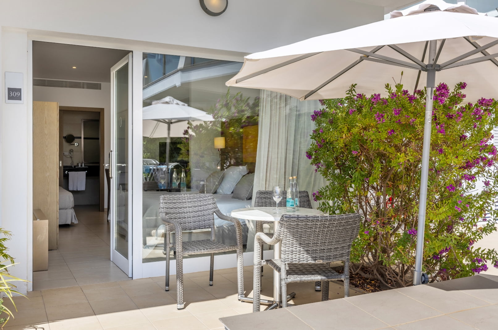 Terraza con mobiliario de exterior y sombrilla Estudio 4