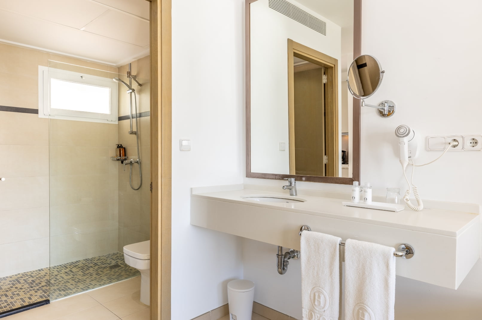 Baño con ducha, secador y espejo de aumento. Estudio 8