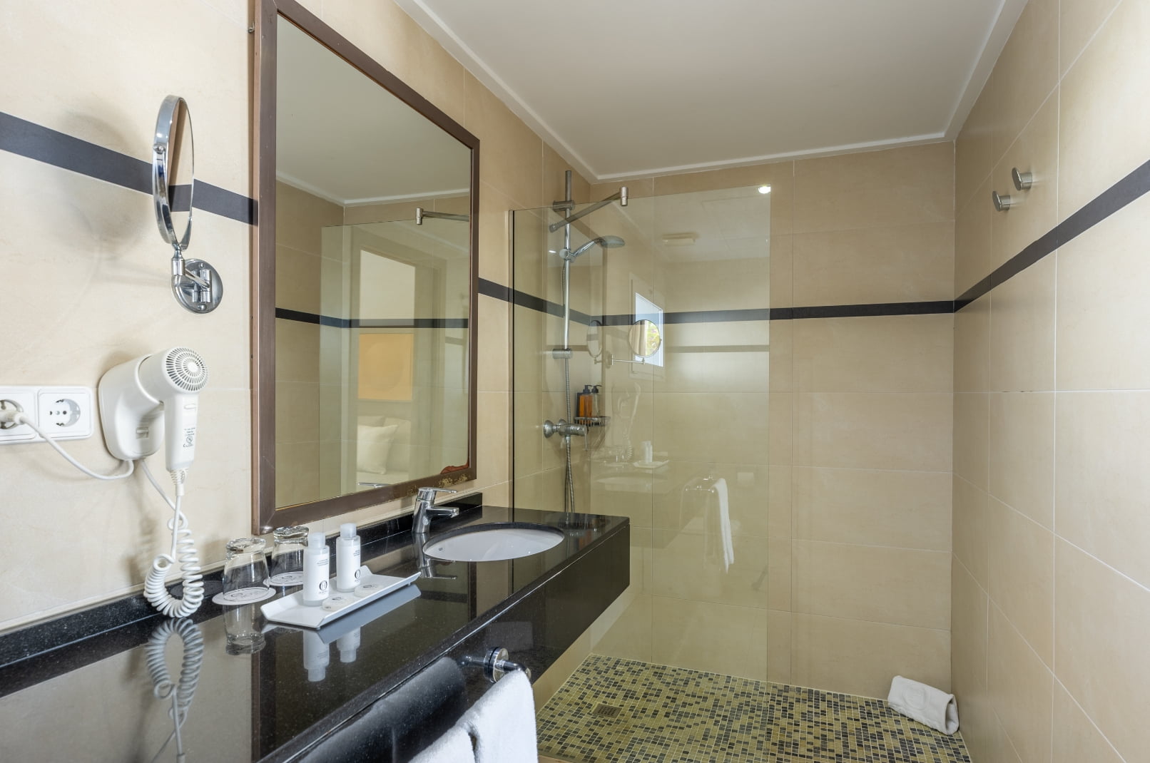 Baño con ducha, secador y espejo de aumento. Estudio 9