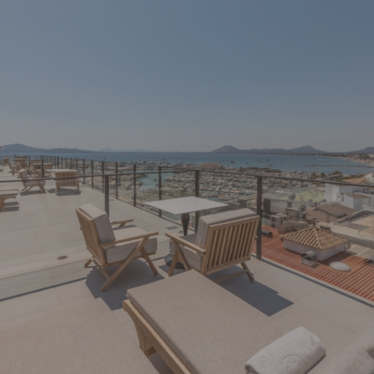 Dachterrasse des Hotels mit Hängematten und Tischen mit Blick auf die Bucht von Pollensa