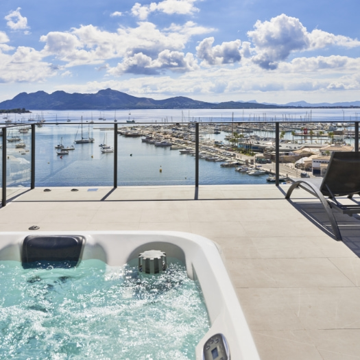 Habitación de hotel equipada con bañera de hidromasaje con vistas al mar